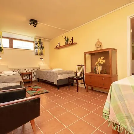 Airport Helsinki- Vantaa Near /lentoasemaa Laehellae トゥースラ